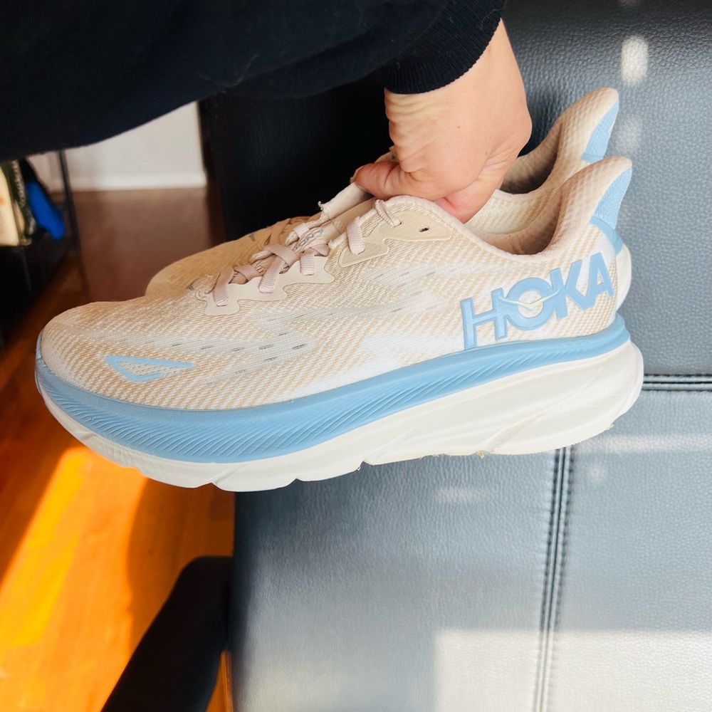 Hoka One One Clifton 9 Running Shoes Women’s Size 8 Beige-sky blue